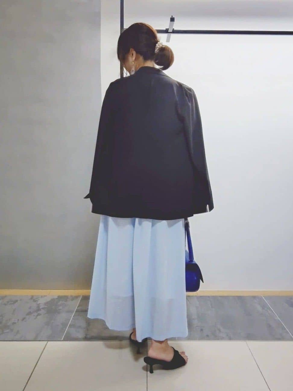 TOMOMIさんの「INDIVI｜【クールエアー素材／UVケア／セットアップ可能】エアリーフレアパンツ」を使ったコーディネート