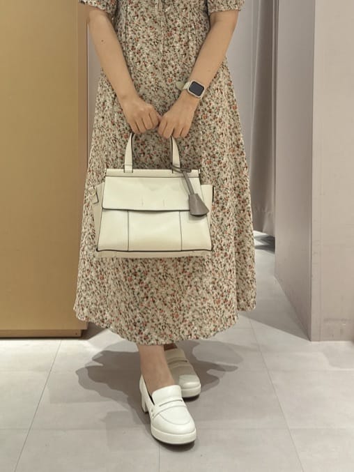 neinaさんの「ESPERANZA｜ヒールアップローファー」を使ったコーディネート