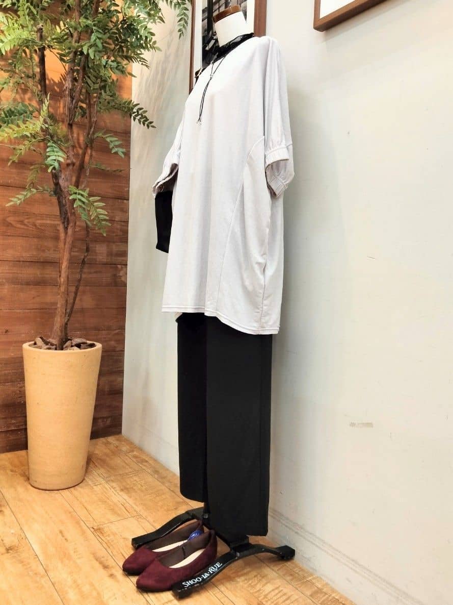 うっちーさんの「SHOO･LA･RUE｜【S-LL/体型カバー】さらさらタッチが心地よい コクーンシルエットチュニック」を使ったコーディネート