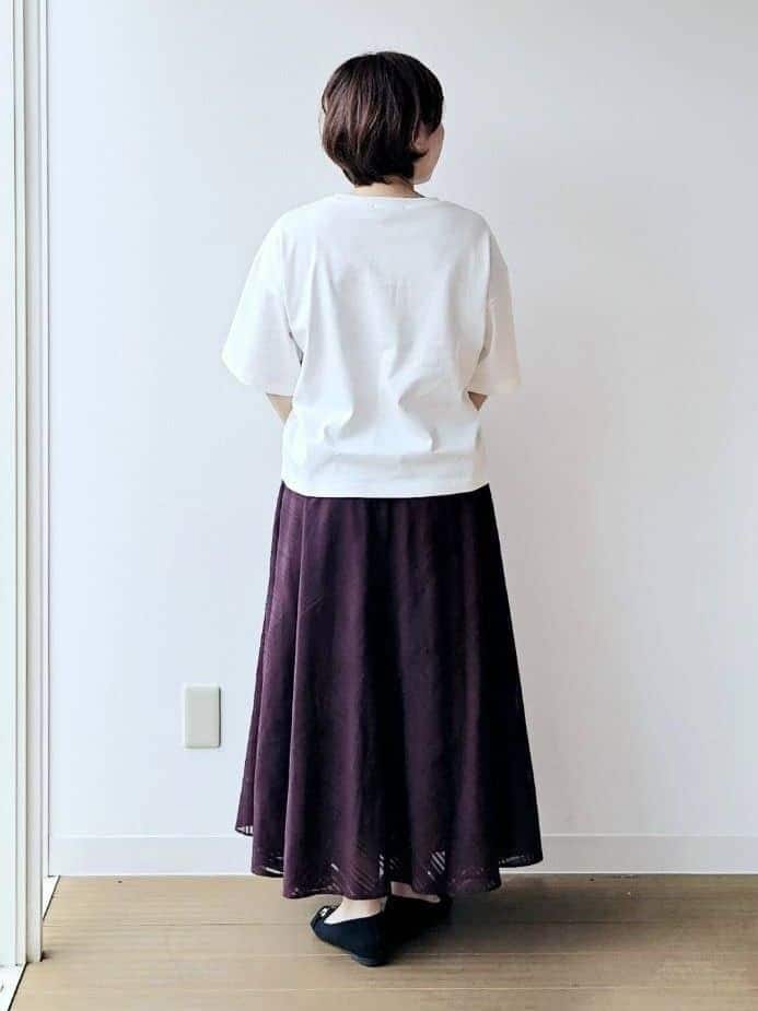 やじまさんの「UNTITLED｜【コットン100/ゆったり/ショート丈/洗える】ベロアロゴTシャツ」を使ったコーディネート