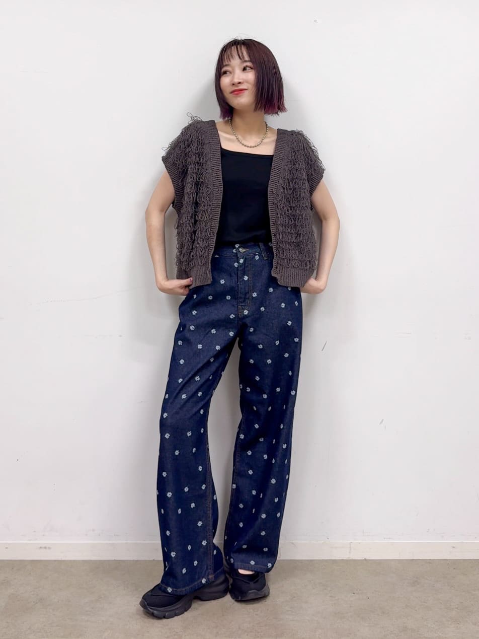 𝐜𝐡𝐢𝐤𝐚さんの「SHOO･LA･RUE｜【S-LL】周りと差がつく デイジー柄デニムワイドパンツ」を使ったコーディネート