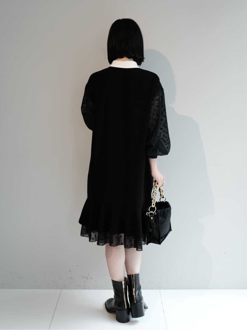 Kishimotoさんの「DRESSTERIOR｜◆【ウォッシャブル】ダブルクロスボリュームスリーブミニワンピース」を使ったコーディネート