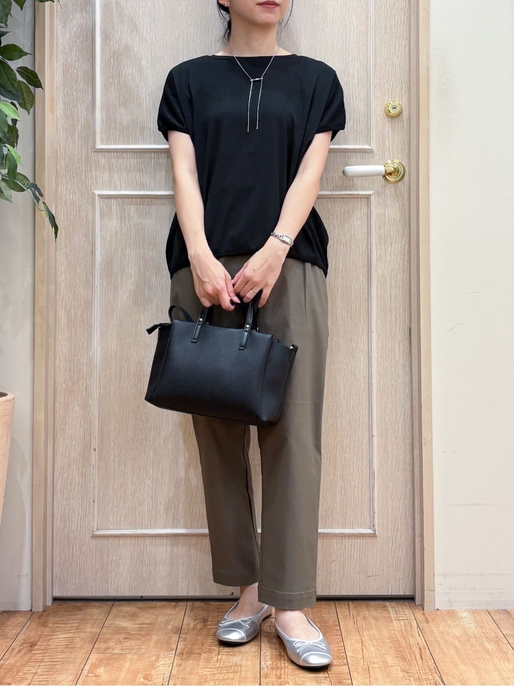 なみさんの「SHOO･LA･RUE｜【S-LL】ブラウス見えする 軽やかな着心地の しぼしぼトップス」を使ったコーディネート