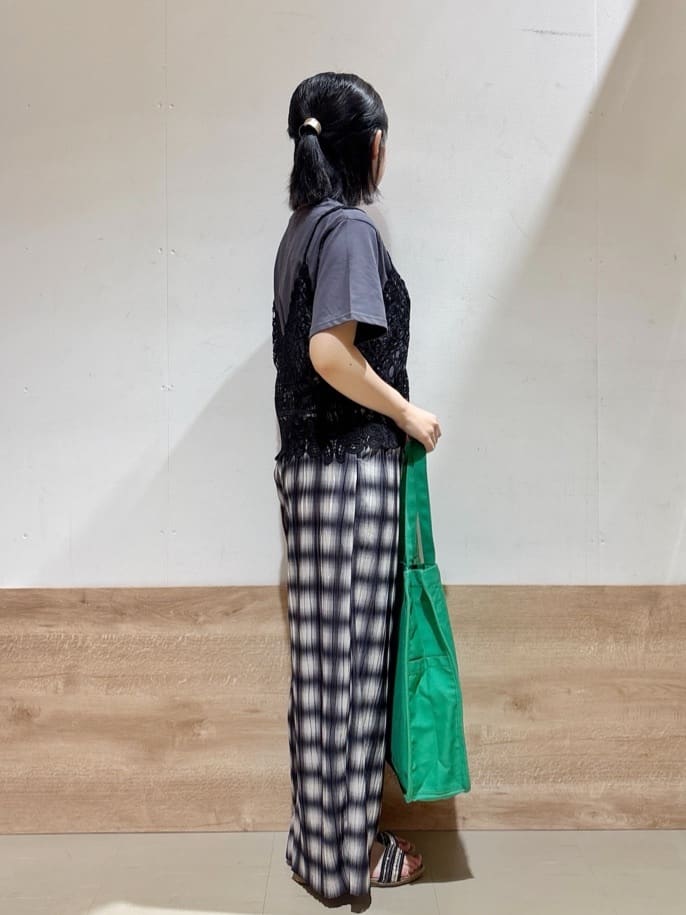 るねさんの「SHOO･LA･RUE｜【2点セット/ひんやり】レースビスチェ＋Tシャツ」を使ったコーディネート