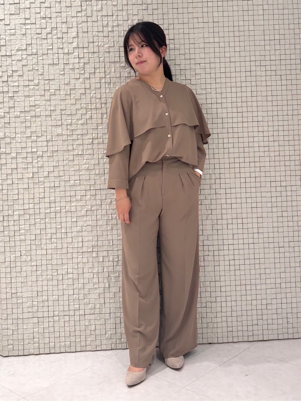 MEGUMIさんの「INDIVI｜【羽織りとしても活躍！】ケープカラーブラウス」を使ったコーディネート