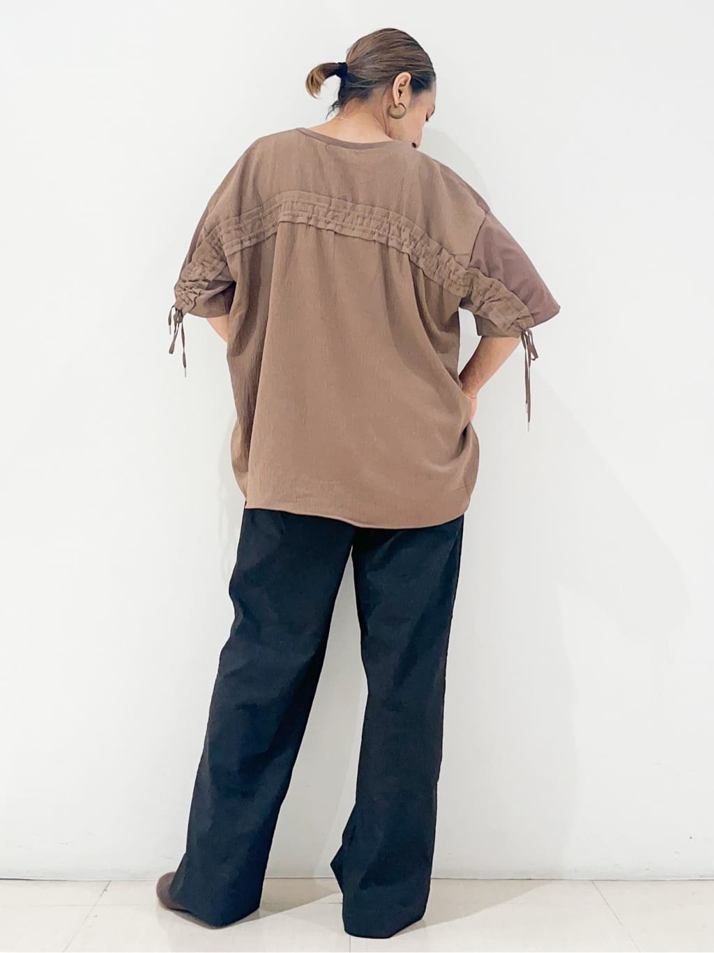 yuuco.さんの「grove｜後ろ姿で魅せる　バックドロストシャーリングTシャツ」を使ったコーディネート