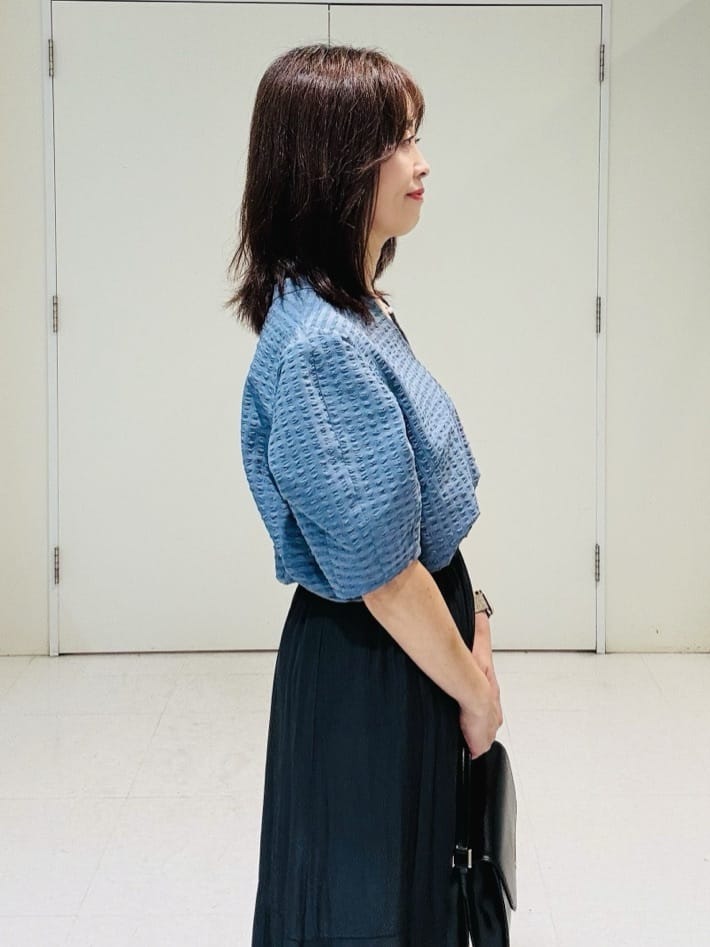 makiさんの「UNTITLED｜【吸水速乾/ストレッチ/Vネック】フォルムスリーブ ブラウス」を使ったコーディネート