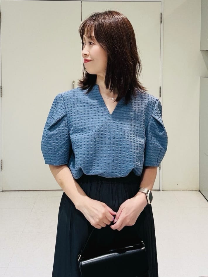 makiさんの「UNTITLED｜【吸水速乾/ストレッチ/Vネック】フォルムスリーブ ブラウス」を使ったコーディネート