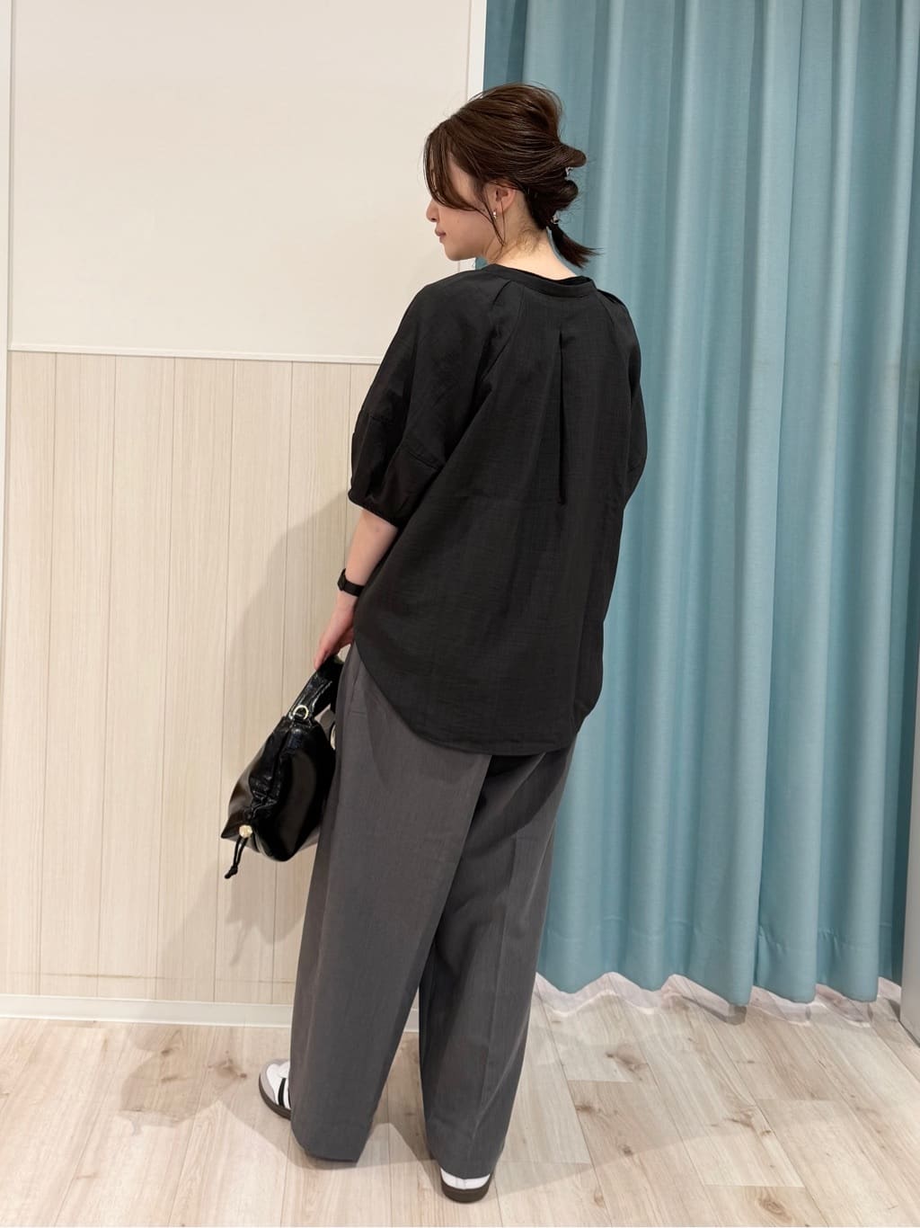 長女さんの「SHOO･LA･RUE｜【S-LL/洗濯後しわになりにくい】ランタンスリーブで女性らしく 5分袖スキッパーブラウス」を使ったコーディネート