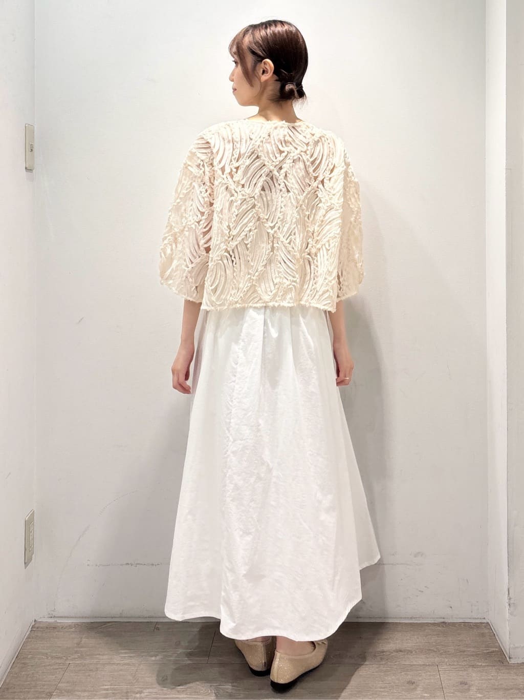 ぶまりんさんの「OPAQUE.CLIP｜シアー刺繍レース前開きブラウス【洗濯機洗い可】」を使ったコーディネート