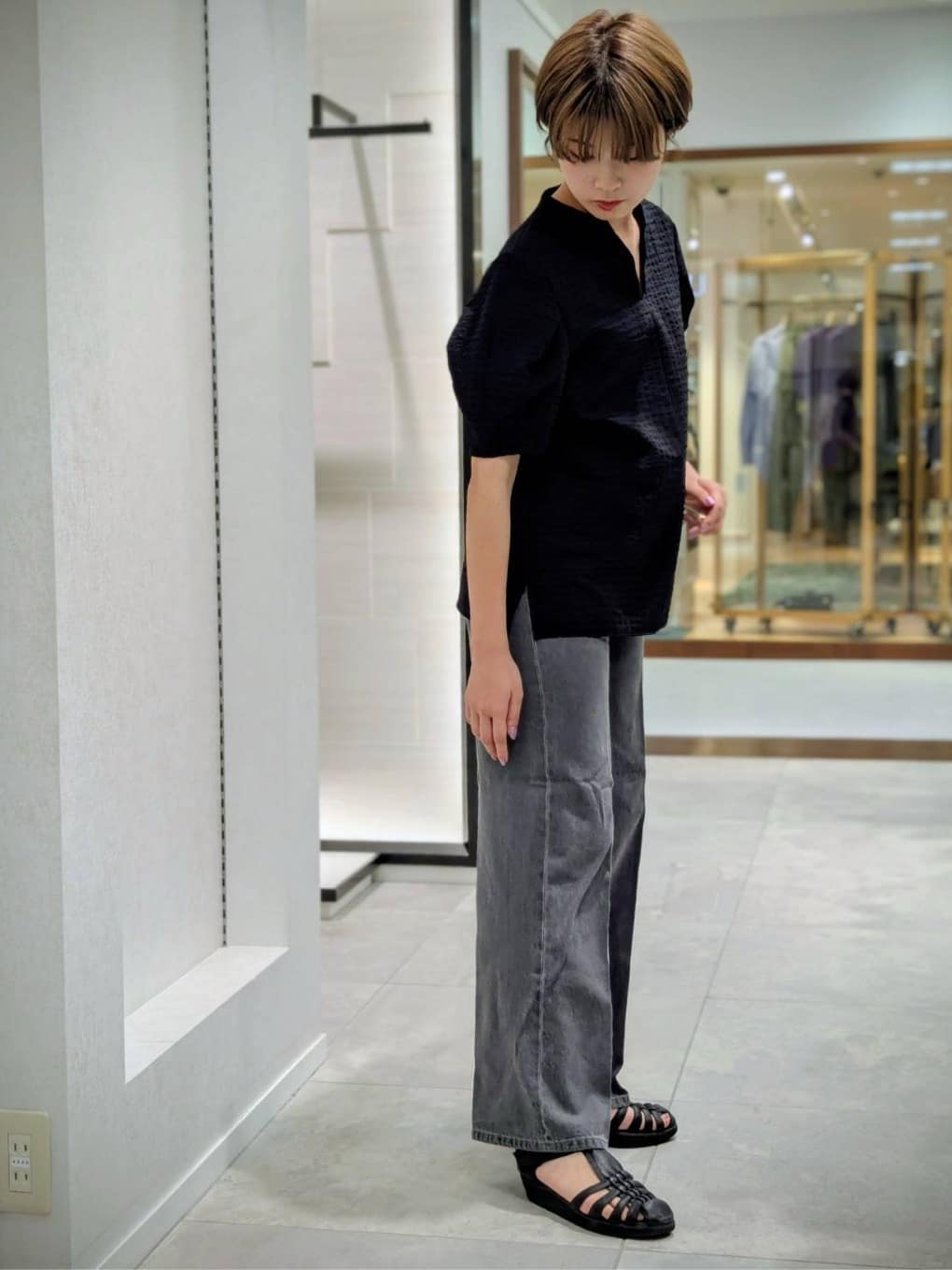 nonoさんの「UNTITLED｜【吸水速乾/ストレッチ/Vネック】フォルムスリーブ ブラウス」を使ったコーディネート