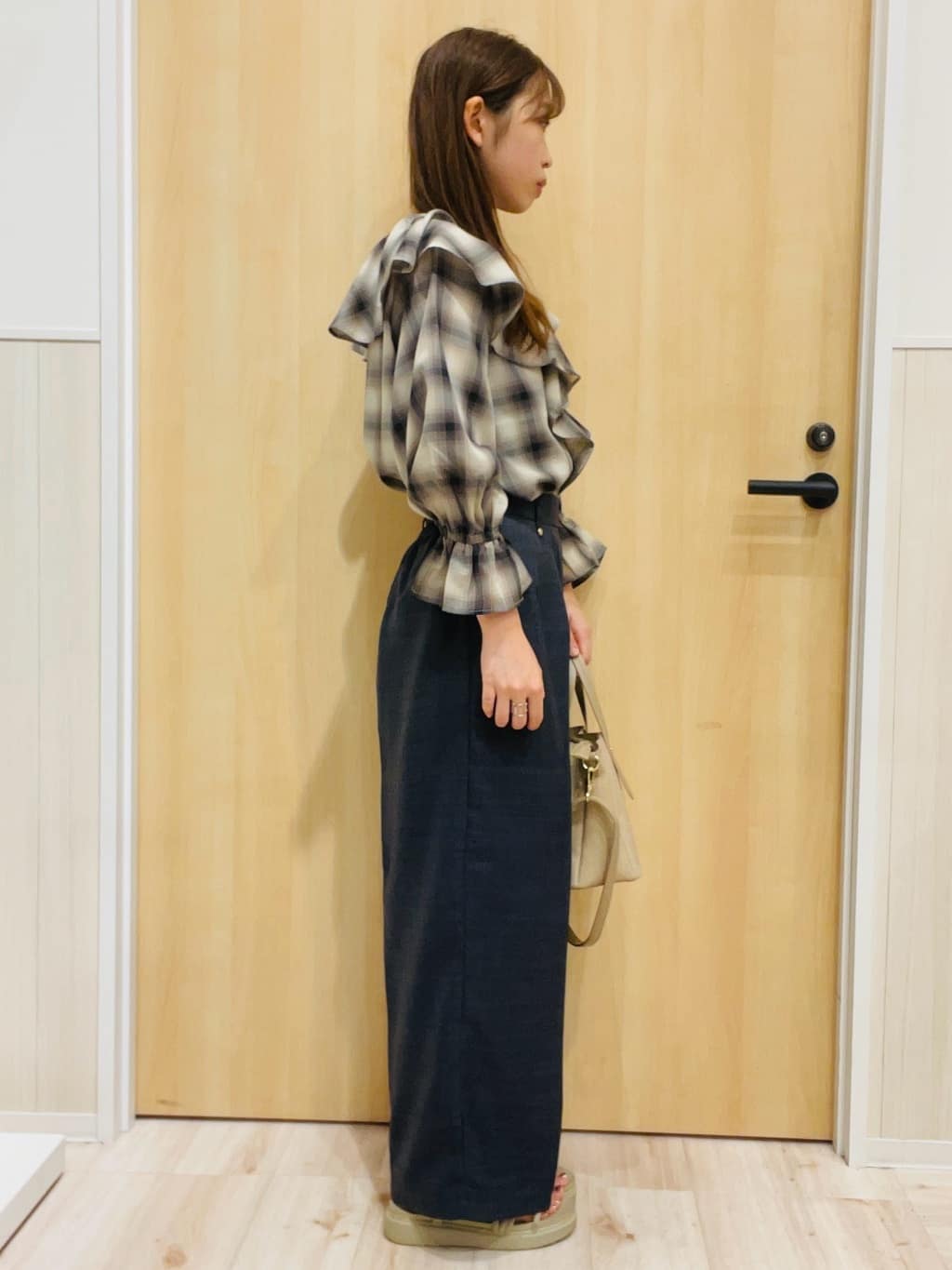 minamiさんの「SHOO･LA･RUE｜【S-LL】1枚で華やか チェック柄フリルブラウス」を使ったコーディネート
