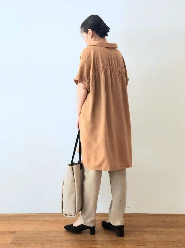 くまさんの「SHOO･LA･RUE｜【S-LL/体型カバー】さらりとしたタッチが心地よい バックギャザーブラウス」を使ったコーディネート