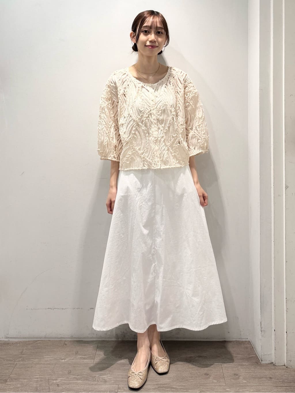 ぶまりんさんの「OPAQUE.CLIP｜シアー刺繍レース前開きブラウス【洗濯機洗い可】」を使ったコーディネート