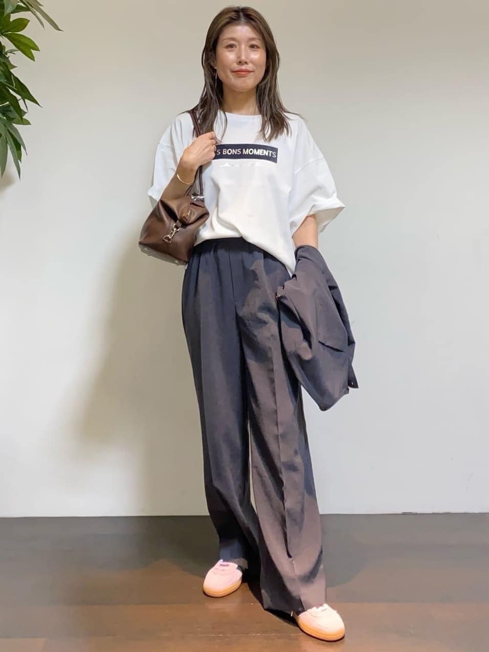 tomoさんの「UNTITLED｜【コットン100/ゆったり/ショート丈/洗える】ベロアロゴTシャツ」を使ったコーディネート