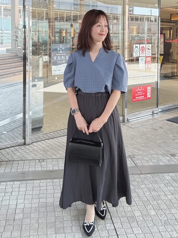 makiさんの「UNTITLED｜【吸水速乾/ストレッチ/Vネック】フォルムスリーブ ブラウス」を使ったコーディネート
