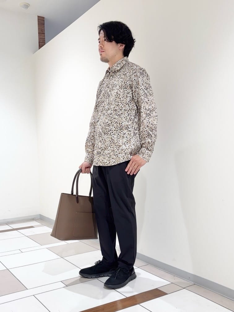 及川さんの「TAKEO KIKUCHI｜ストライプ小花 長袖シャツ」を使ったコーディネート