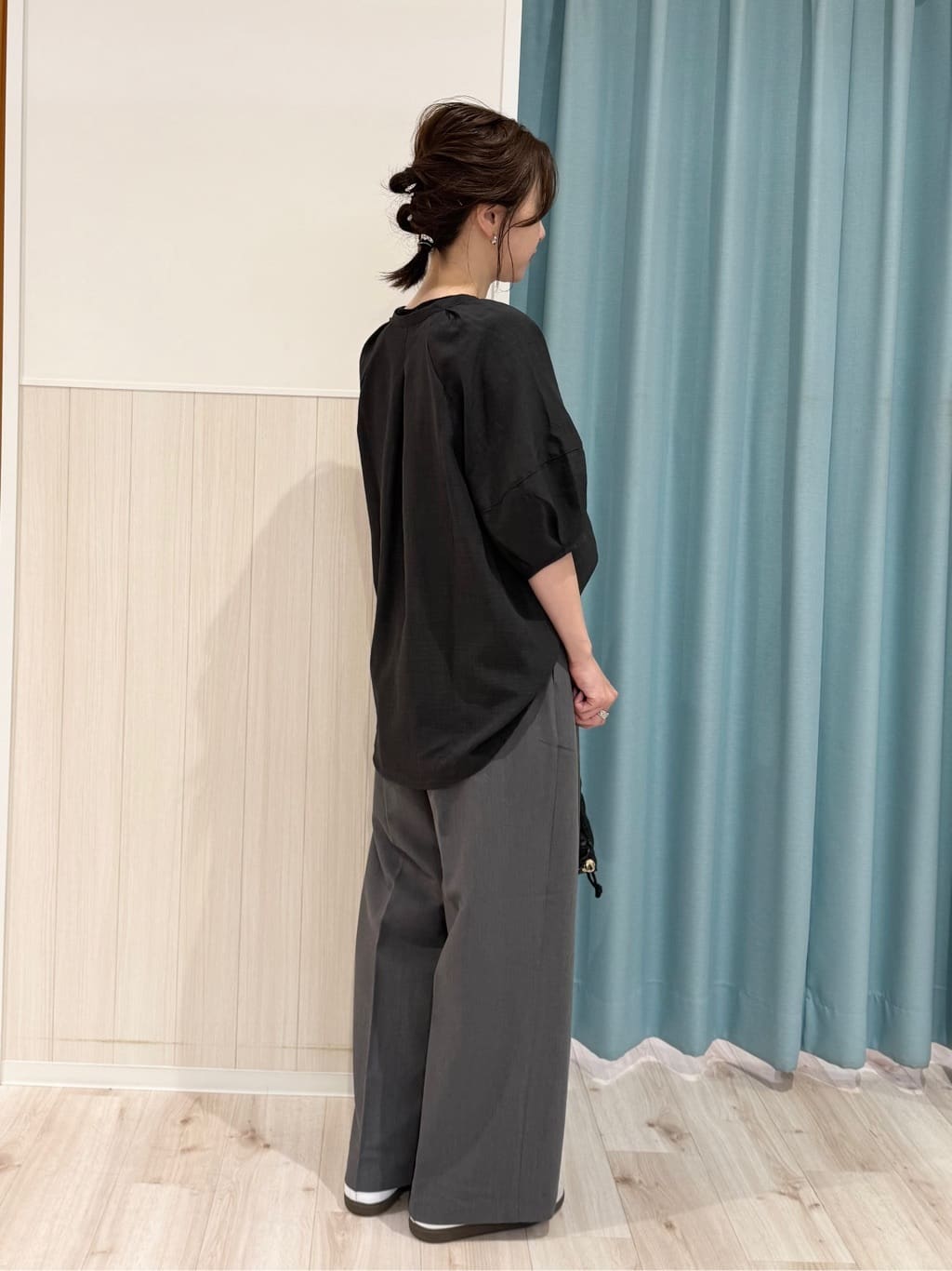 長女さんの「SHOO･LA･RUE｜【S-LL/洗濯後しわになりにくい】ランタンスリーブで女性らしく 5分袖スキッパーブラウス」を使ったコーディネート