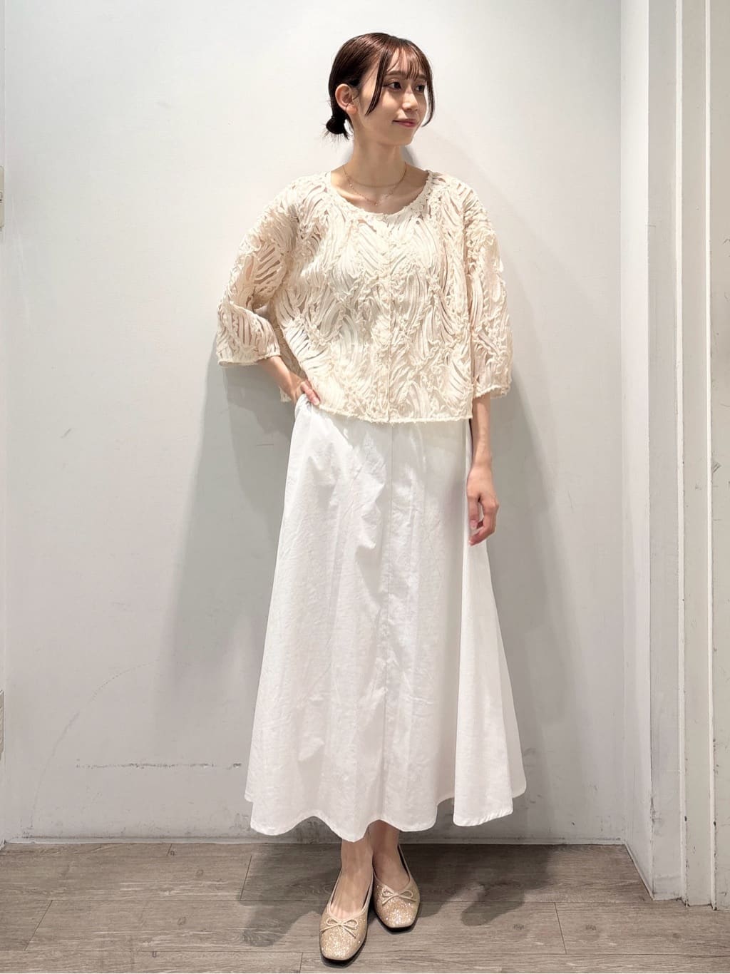 ぶまりんさんの「OPAQUE.CLIP｜シアー刺繍レース前開きブラウス【洗濯機洗い可】」を使ったコーディネート