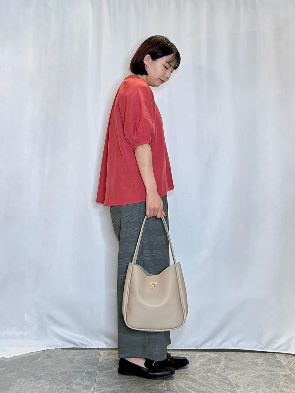 ネリさんの「SHOO･LA･RUE｜【S-LL/洗濯後しわになりにくい】ランタンスリーブで女性らしく 5分袖スキッパーブラウス」を使ったコーディネート