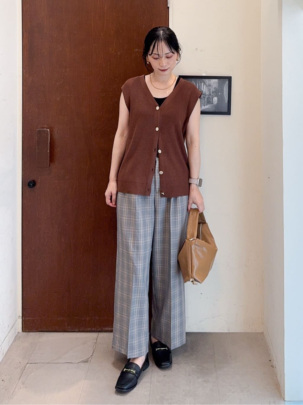 𝐇𝐢𝐫𝐨𝐦𝐢さんの「SHOO･LA･RUE｜【S-LL】ゴールドボタンが上品 大人のニットベスト」を使ったコーディネート
