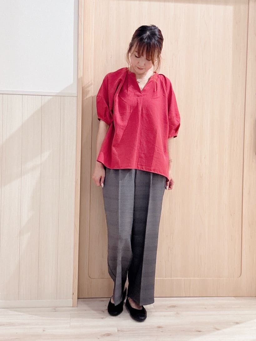 モカさんの「SHOO･LA･RUE｜【S-LL/洗濯後しわになりにくい】ランタンスリーブで女性らしく 5分袖スキッパーブラウス」を使ったコーディネート