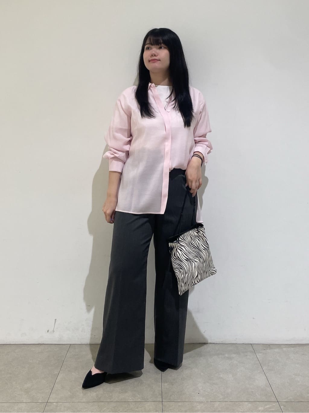emikaさんの「INDIVI｜【体型カバー／清涼感】シアーオーバーシャツ」を使ったコーディネート
