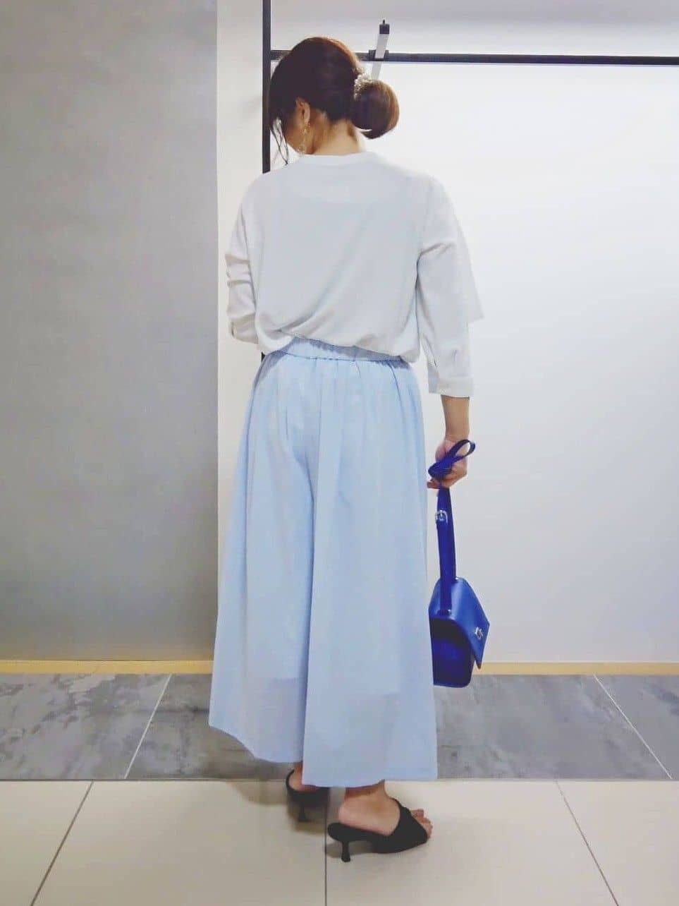 TOMOMIさんの「INDIVI｜【クールエアー素材／UVケア／セットアップ可能】エアリーフレアパンツ」を使ったコーディネート