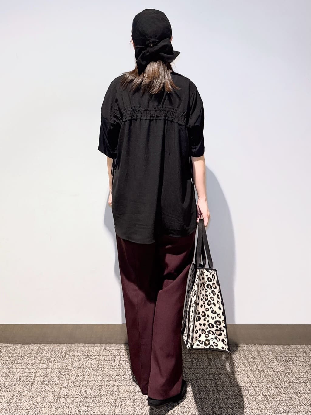 みーさんの「grove｜後ろ姿で魅せる　バックドロストシャーリングTシャツ」を使ったコーディネート