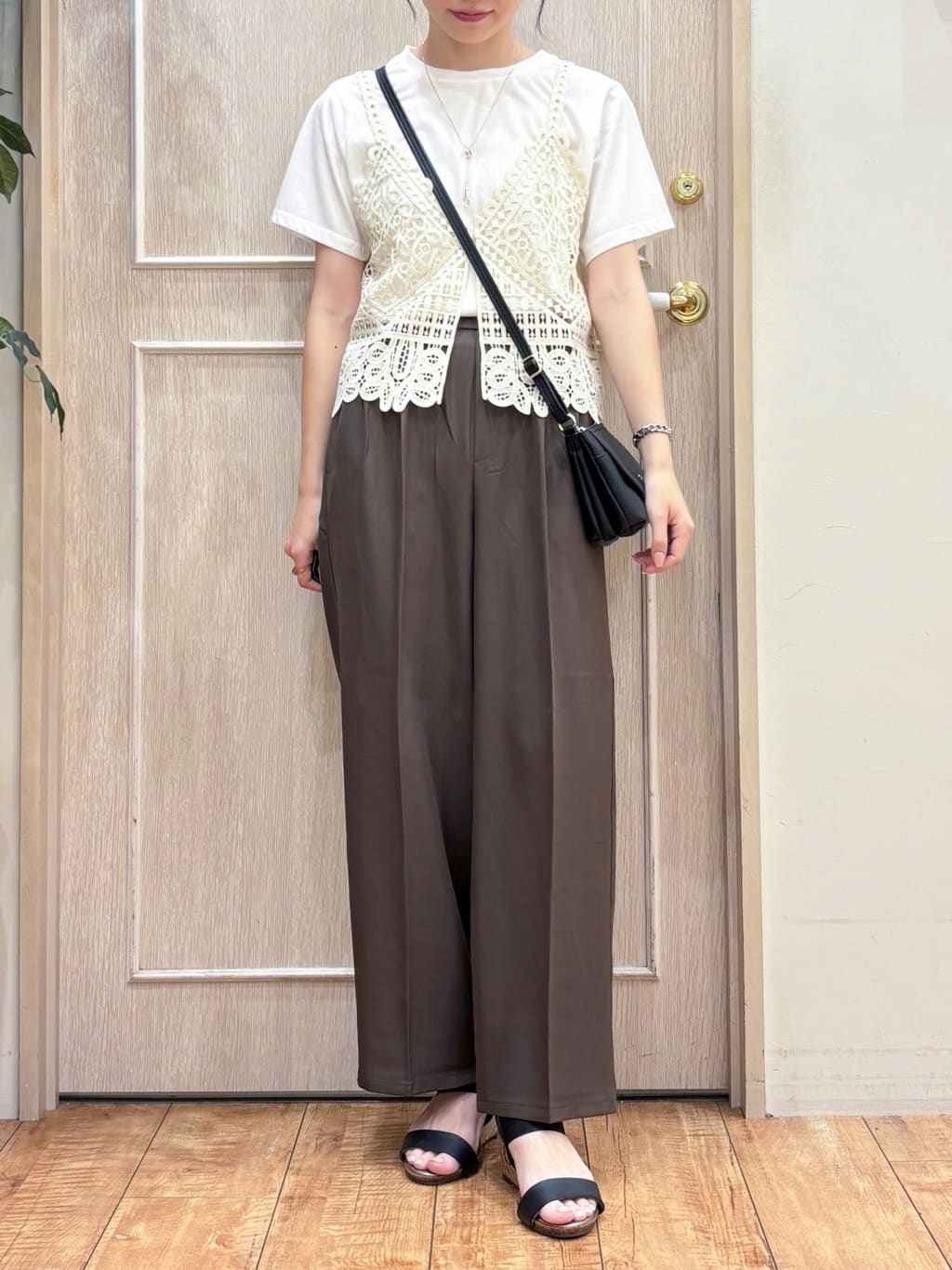 なみさんの「SHOO･LA･RUE｜【2点セット/ひんやり】レースビスチェ＋Tシャツ」を使ったコーディネート