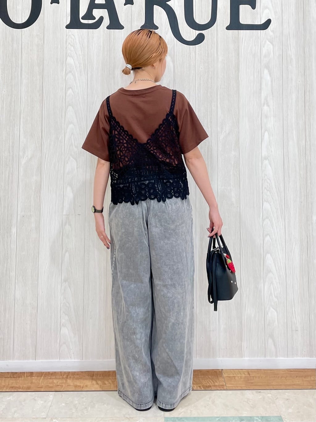 うずまきさんの「SHOO･LA･RUE｜【2点セット/ひんやり】レースビスチェ＋Tシャツ」を使ったコーディネート