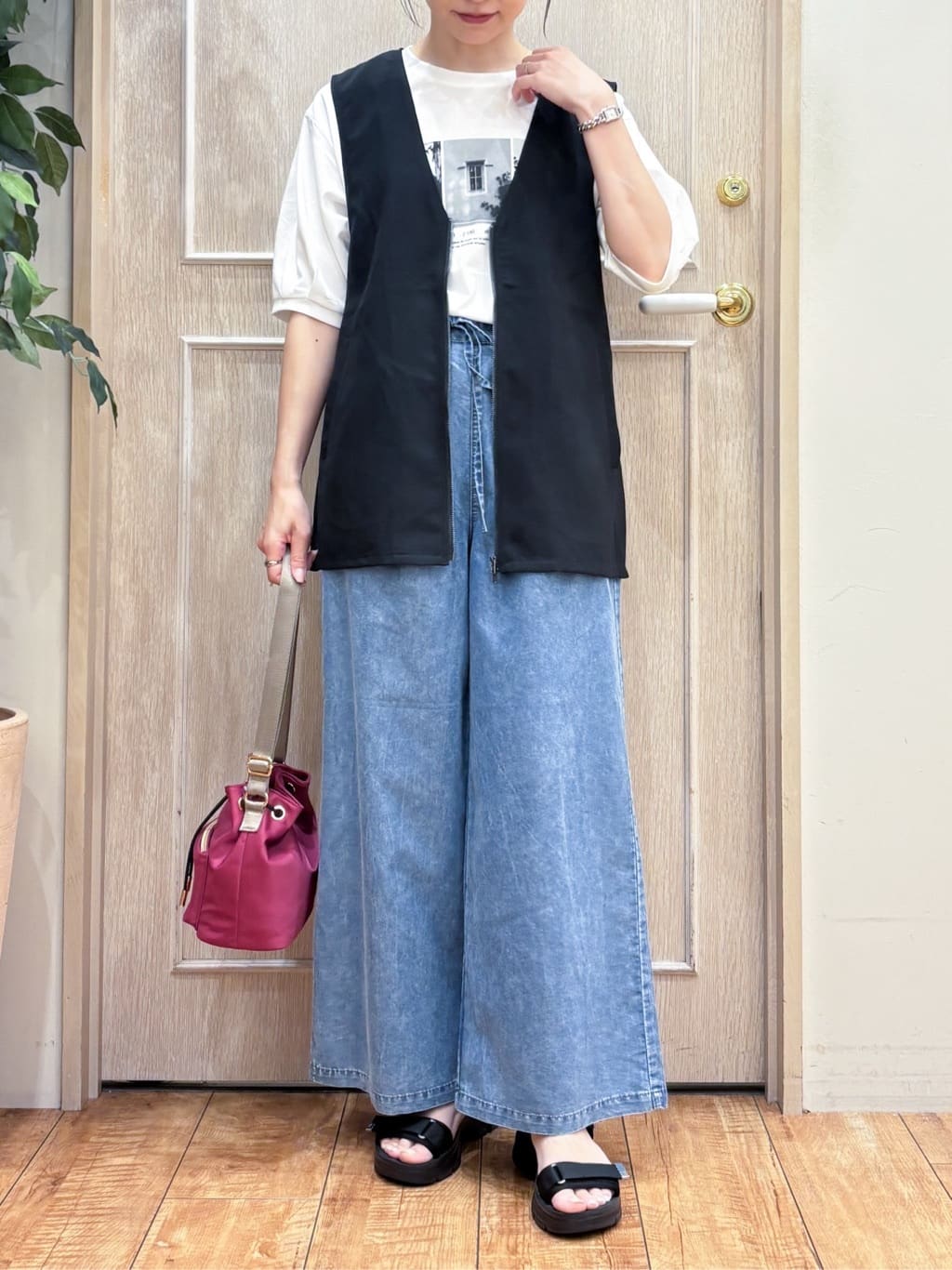 なみさんの「SHOO･LA･RUE｜【セットアップ可】さらりと軽やかに ダブルジップ麻調ジレ」を使ったコーディネート