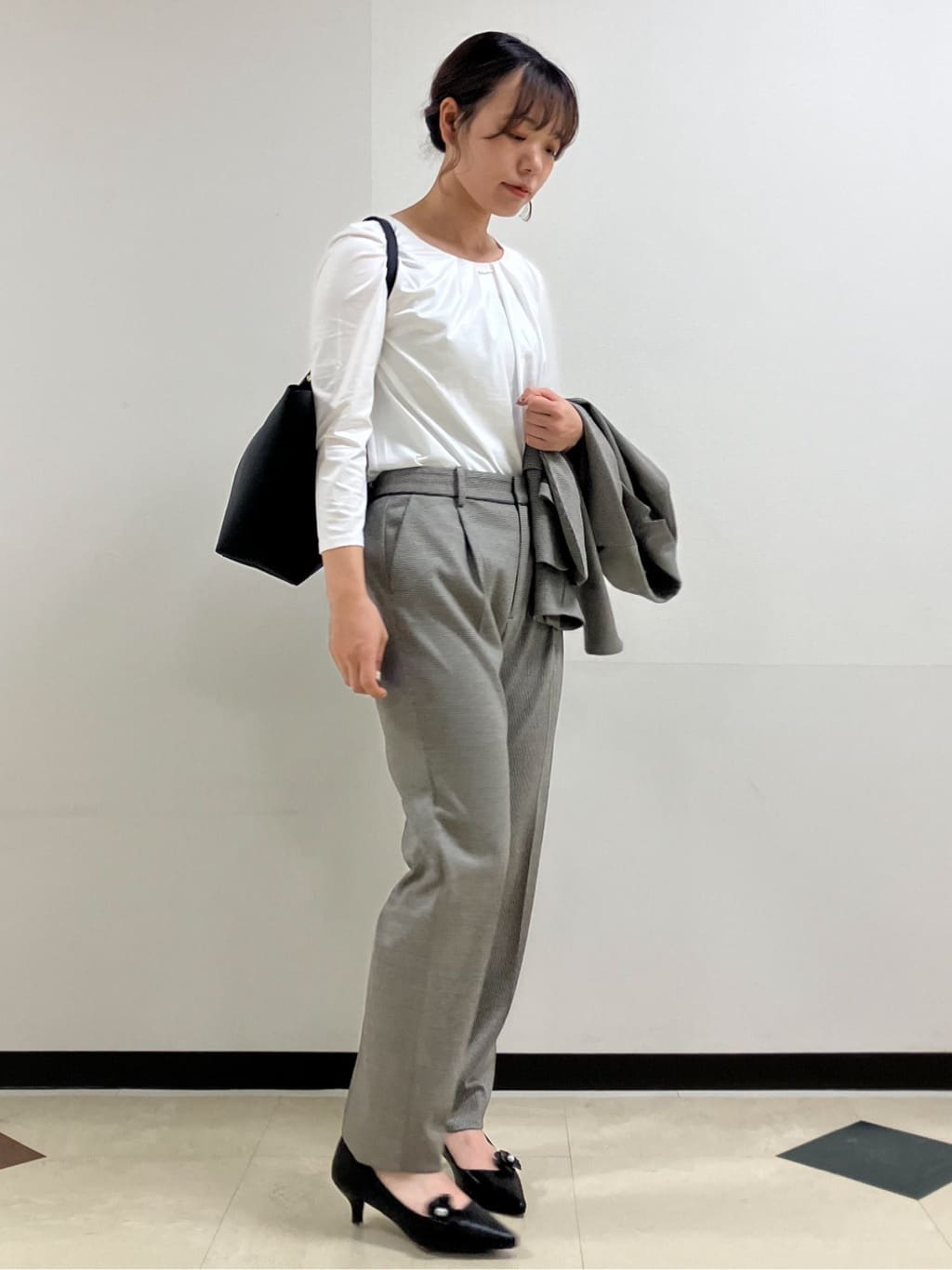 MAYUKIさんの「index｜《丈が選べる》ストレッチテーパードパンツ／セットアップ対応【洗濯機OK／イージーアイロン】」を使ったコーディネート