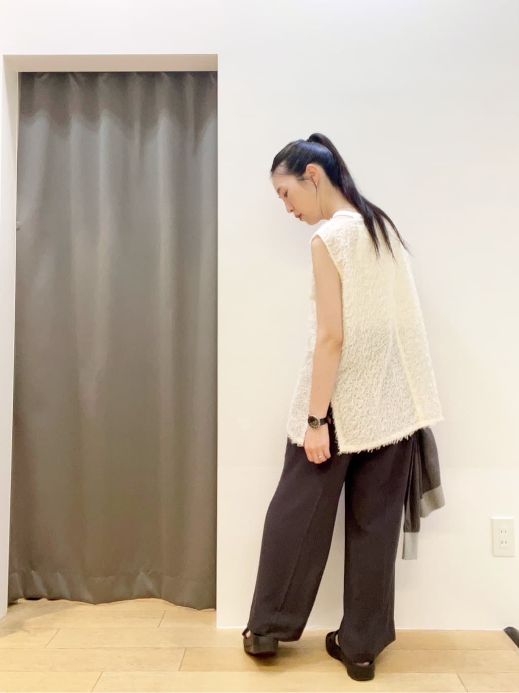 yukoさんの「INDIVI｜【程よいシアー素材/洗える】バイカラーラメカーディガン」を使ったコーディネート