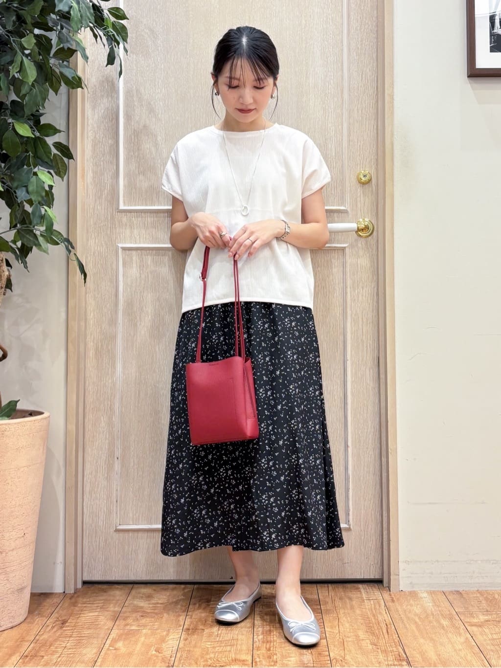 なみさんの「SHOO･LA･RUE｜【S-LL】ブラウス見えする 軽やかな着心地の しぼしぼトップス」を使ったコーディネート