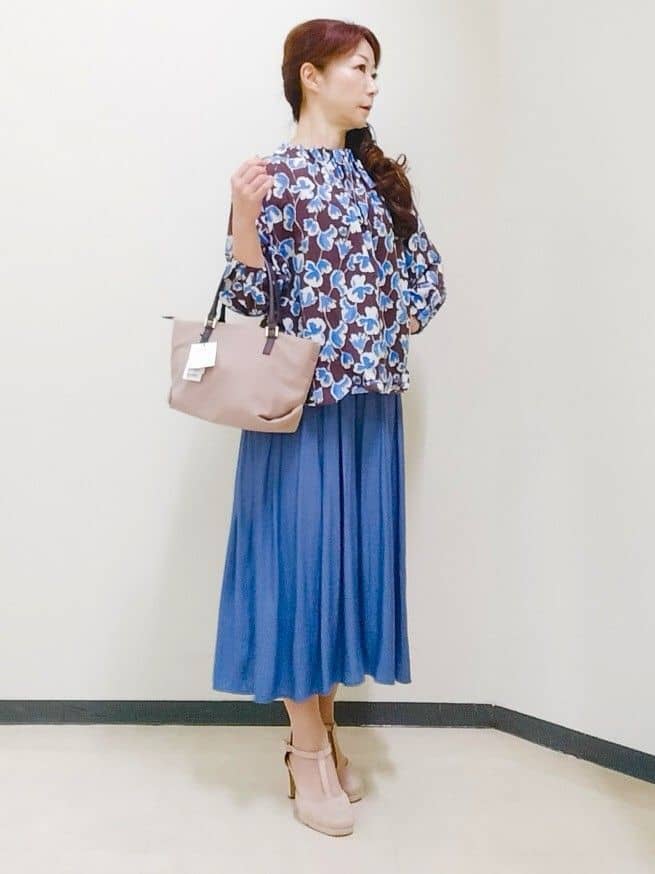 花さんの「Reflect｜【ジャケットのインナーにおすすめ◎】花柄タックデザインブブラウス」を使ったコーディネート