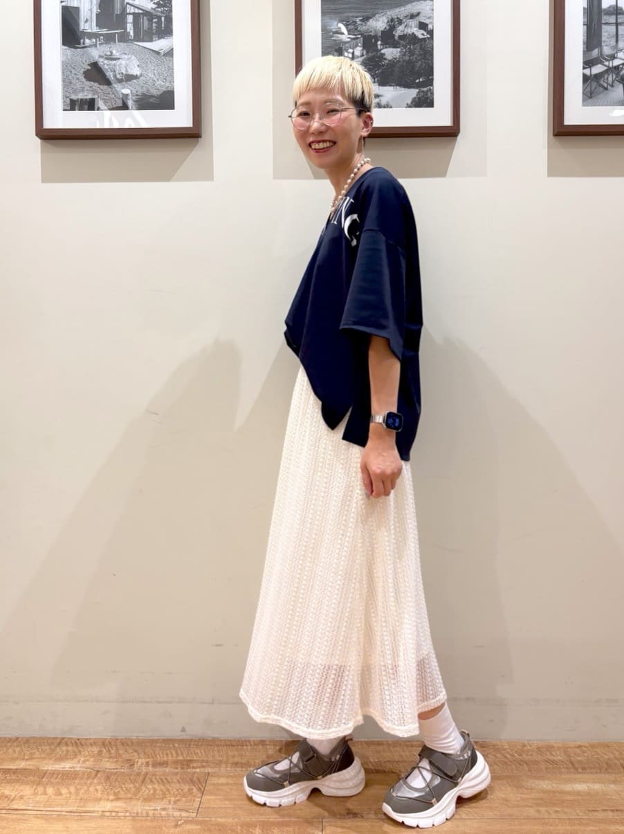 Ayumiさんの「SHOO･LA･RUE｜【洗える】Vネックですっきり見え ロゴトップス」を使ったコーディネート