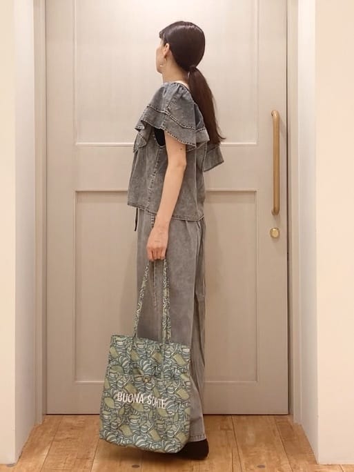 tamuさんの「SHOO･LA･RUE｜【セットアップ可/前後2WAY/オフショル2WAY】着こなしを楽しめる デニムフリルブラウス」を使ったコーディネート