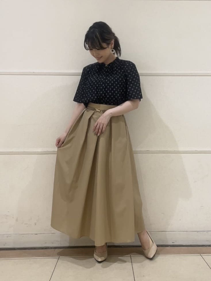 watanabeさんの「UNTITLED｜【セットアップ可/リラクシー/通勤】スクエアジオメ柄ブラウス」を使ったコーディネート