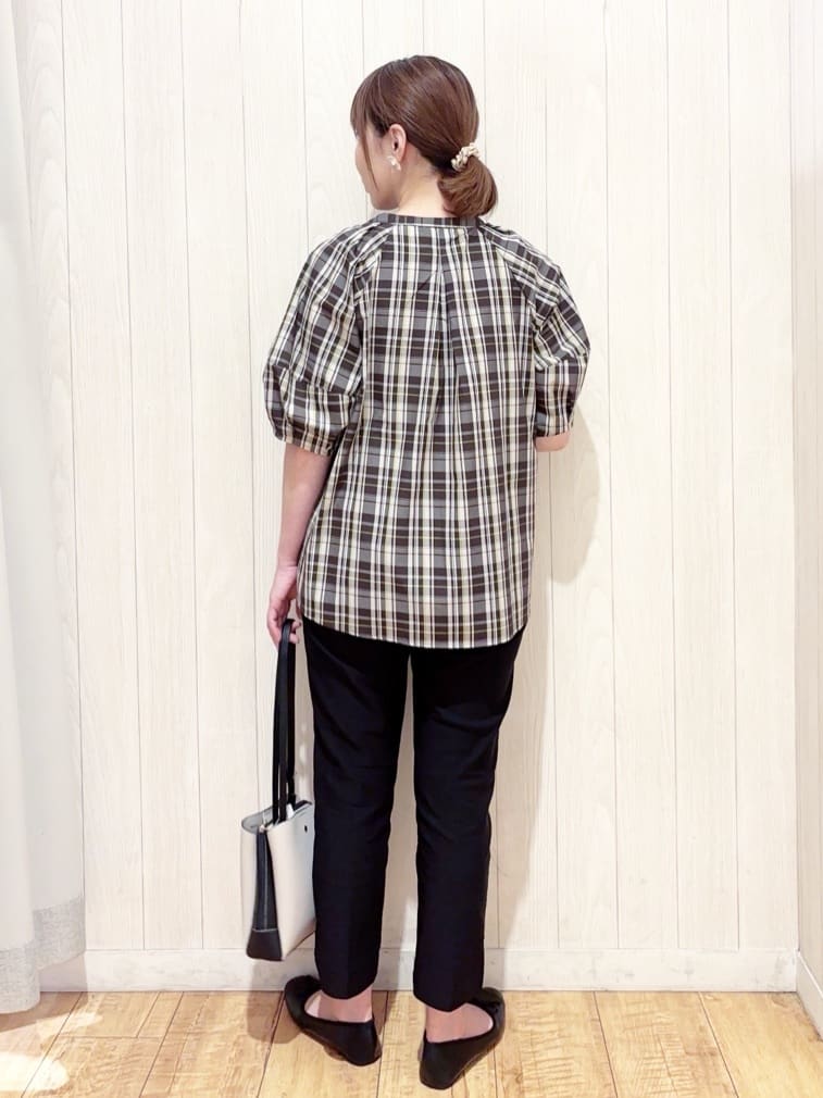 あいこさんの「SHOO･LA･RUE｜【S-LL/洗濯後しわになりにくい】ランタンスリーブで女性らしく 5分袖スキッパーブラウス」を使ったコーディネート