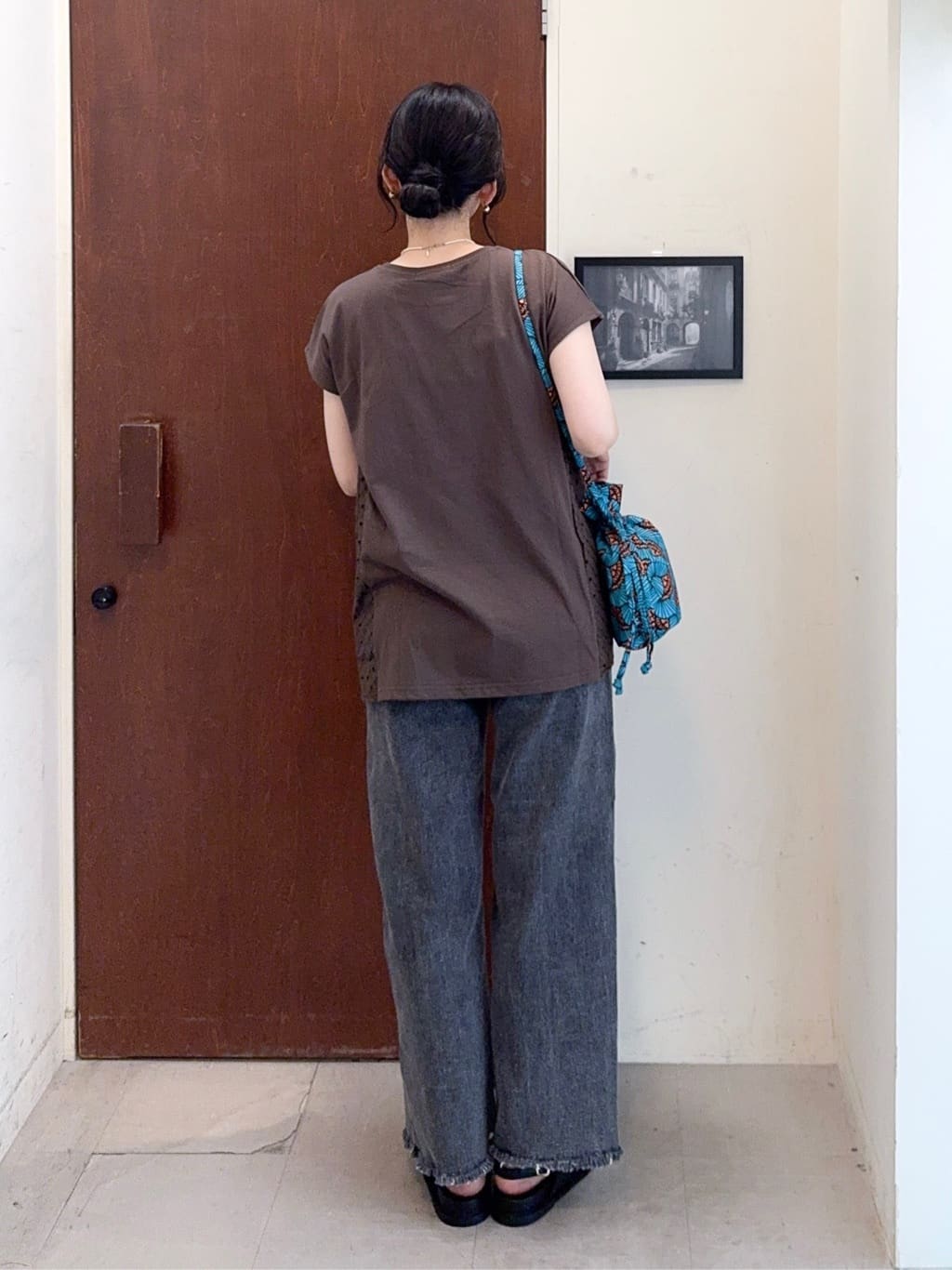 𝐇𝐢𝐫𝐨𝐦𝐢さんの「SHOO･LA･RUE｜【S-LL/裏ひんやり/ストレッチ】ワイドストレートデニムパンツ」を使ったコーディネート
