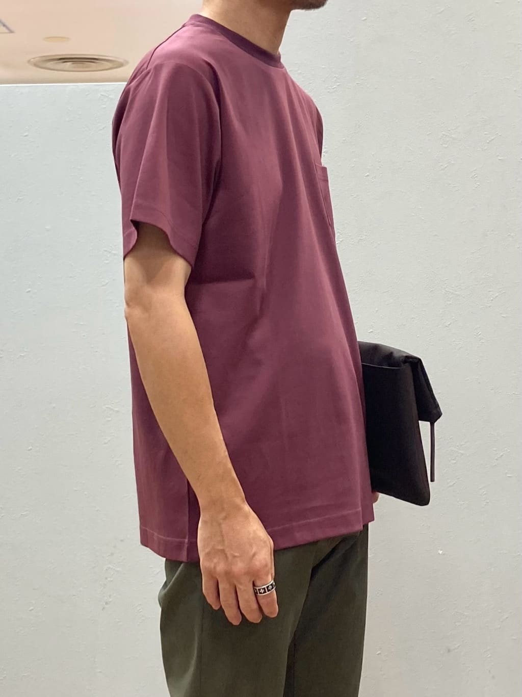 シュンさんの「TAKEO KIKUCHI｜【COOL CITY WEAR】ワンポイント刺しゅう ポケットTシャツ /接触冷感」を使ったコーディネート