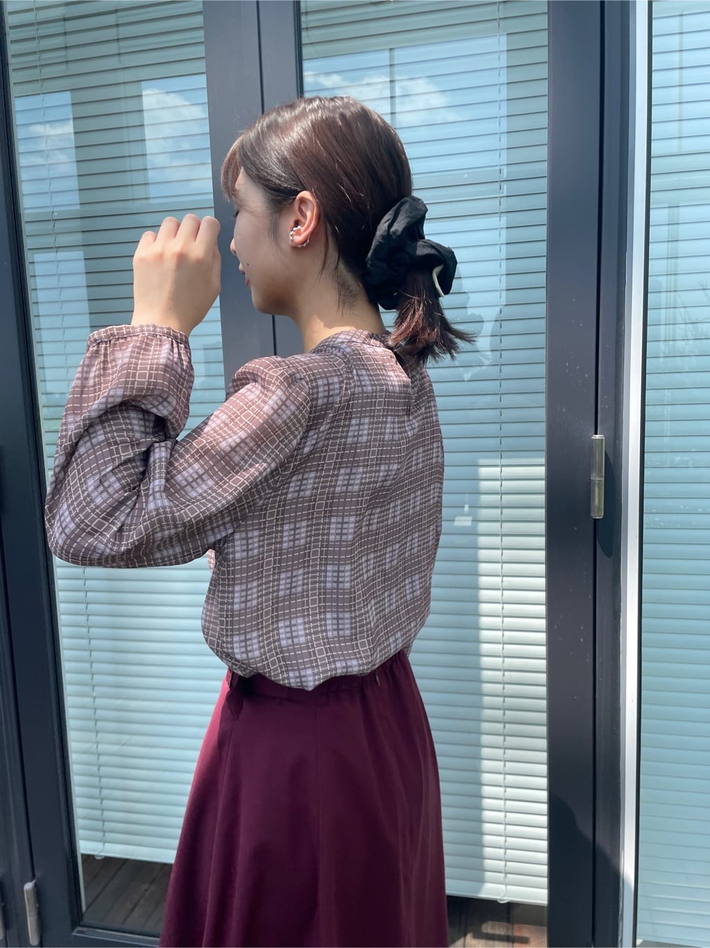 abeさんの「Couture brooch｜【大人可愛い・パール取り外し・通勤】・タックタイチェック柄ブラウス」を使ったコーディネート