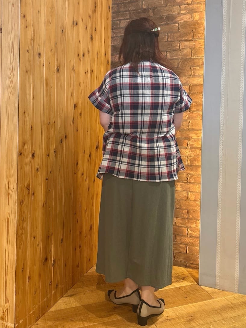 ゆかぴさんの「SHOO･LA･RUE｜【S-LL】きれいに体型カバー さらシャリコットン スキッパーシャツ」を使ったコーディネート