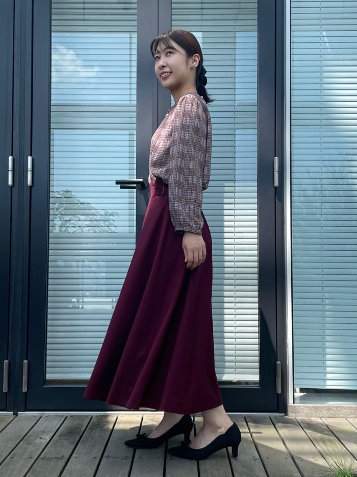 abeさんの「Couture brooch｜【大人可愛い・パール取り外し・通勤】・タックタイチェック柄ブラウス」を使ったコーディネート