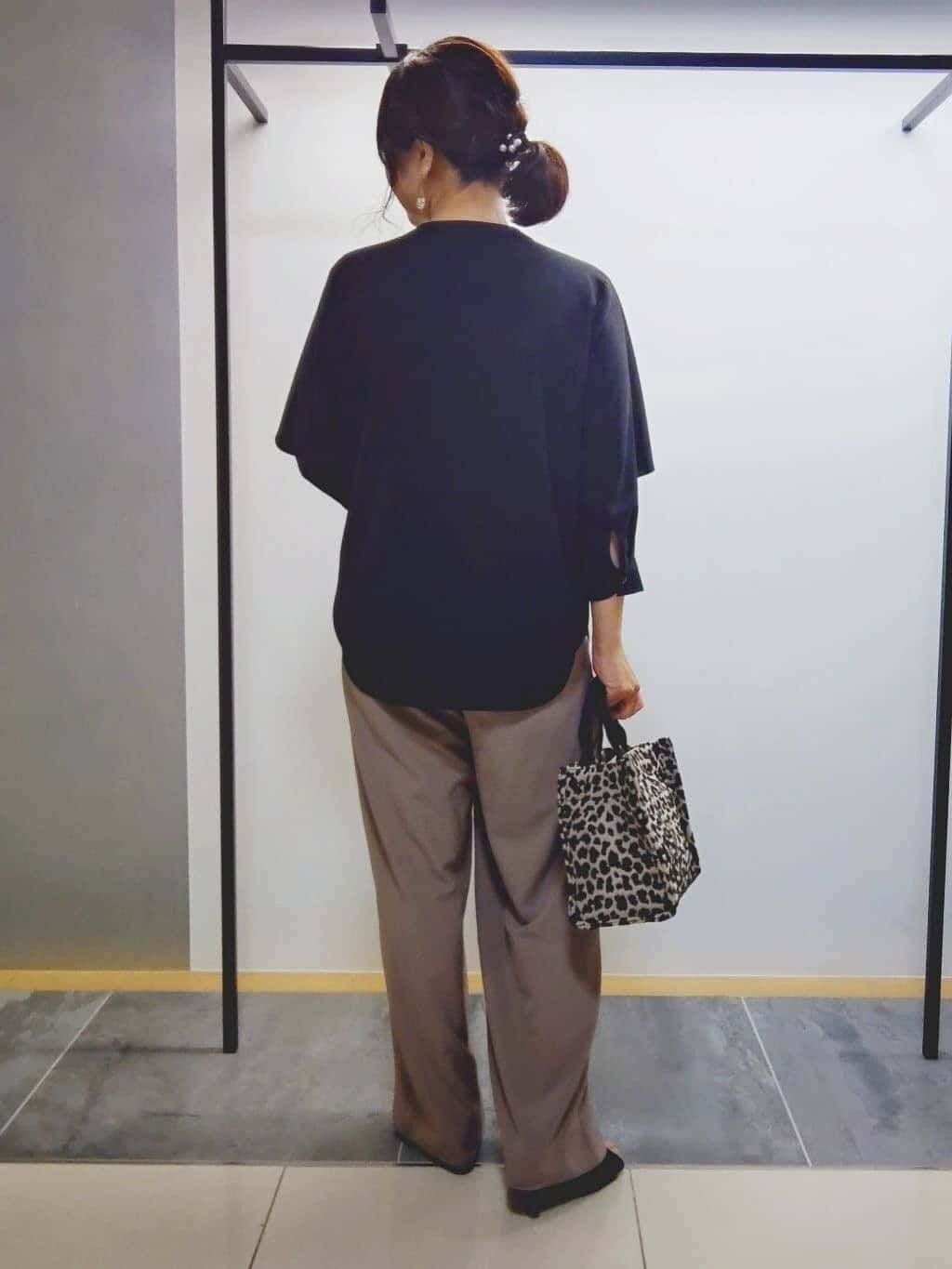 TOMOMIさんの「INDIVI｜【羽織りとしても活躍！】ケープカラーブラウス」を使ったコーディネート