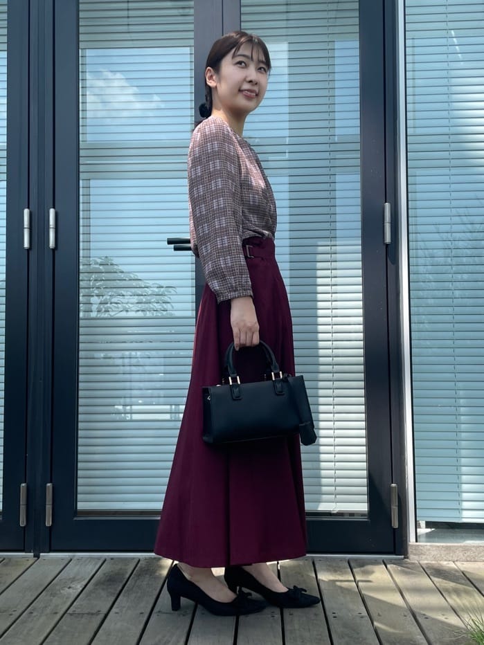 abeさんの「Couture brooch｜【大人可愛い・パール取り外し・通勤】・タックタイチェック柄ブラウス」を使ったコーディネート