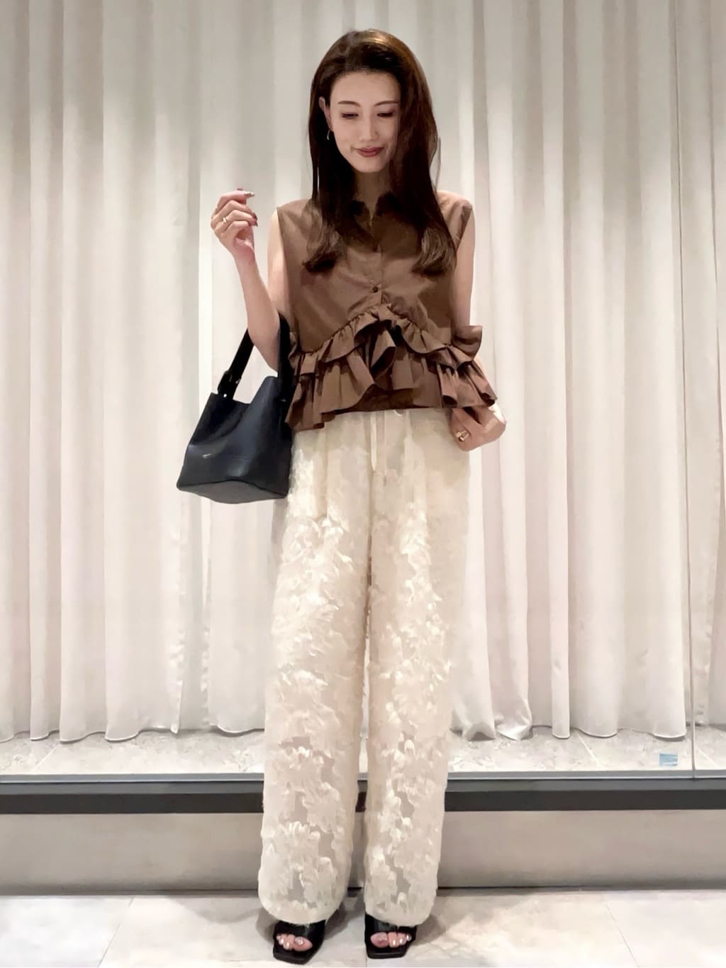 maiさんの「OPAQUE.CLIP｜《Can Cam掲載》裾ラッフルフリルシャツ【洗濯機洗い可】」を使ったコーディネート