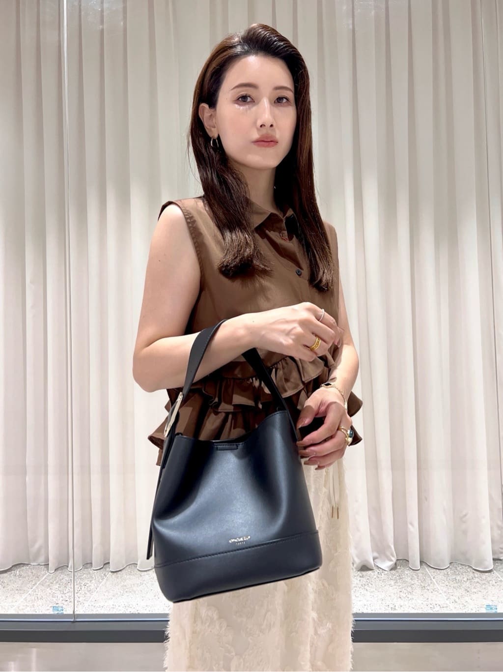 maiさんの「OPAQUE.CLIP｜《Can Cam掲載》裾ラッフルフリルシャツ【洗濯機洗い可】」を使ったコーディネート