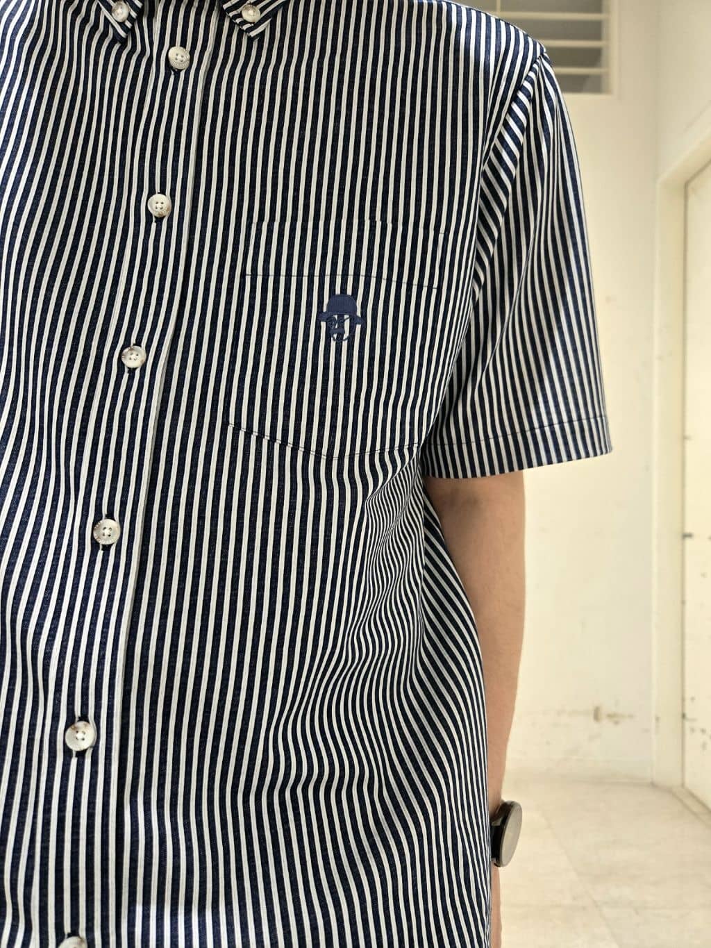 白木駆さんの「TAKEO KIKUCHI｜【COOL CITY WEAR】ストライプジャージ ボタンダウンシャツ /接触冷感」を使ったコーディネート